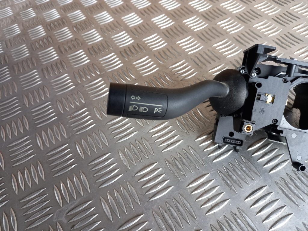 Stūres statnes slēdzis priekš VW TOUAREG 2007 3 Stūres statnes slēdzis priekš VW TOUAREG 2007