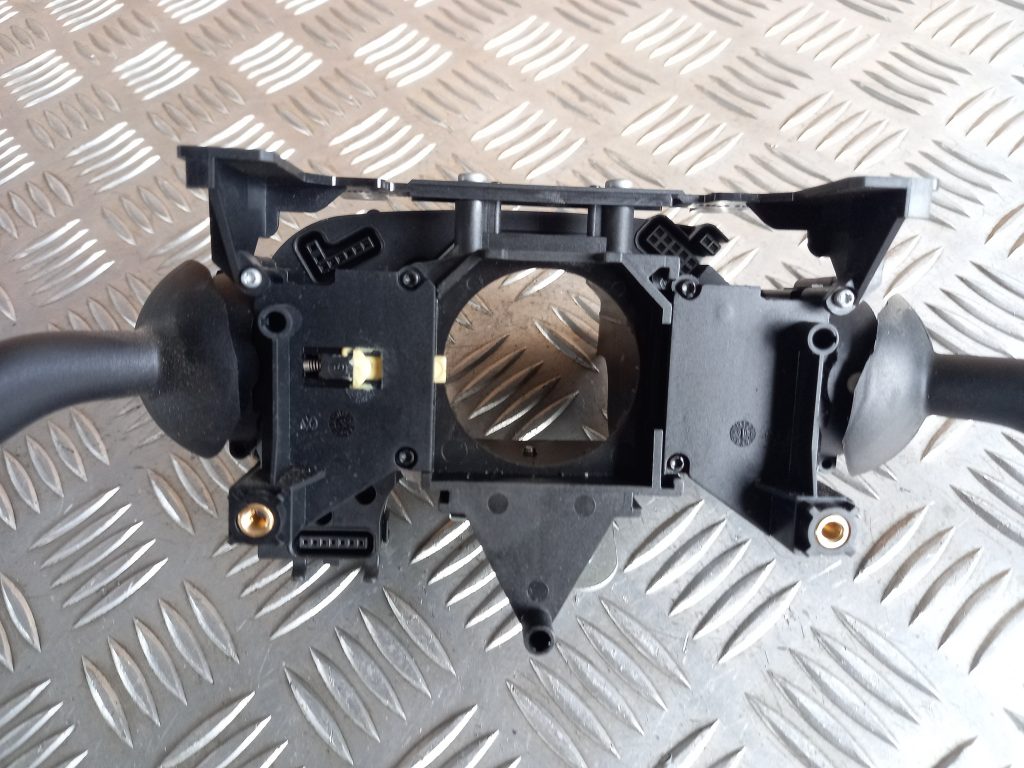 Stūres statnes slēdzis priekš VW TOUAREG 2007 4 Stūres statnes slēdzis priekš VW TOUAREG 2007