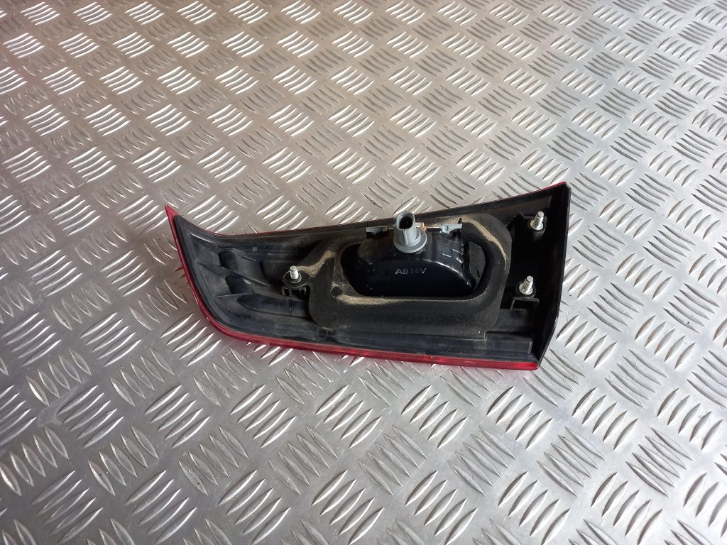 Bagāžnieka vāka kreisais lukturis priekš MITSUBISHI ASX 2011 3 Bagāžnieka vāka kreisais lukturis priekš MITSUBISHI ASX 2011