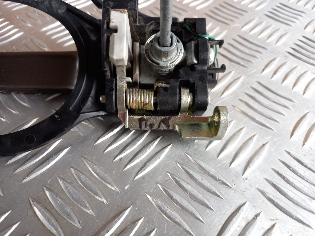 Priekšējāis kreisais durvju rokturis priekš MITSUBISHI ASX 2011 4 Priekšējāis kreisais durvju rokturis priekš MITSUBISHI ASX 2011