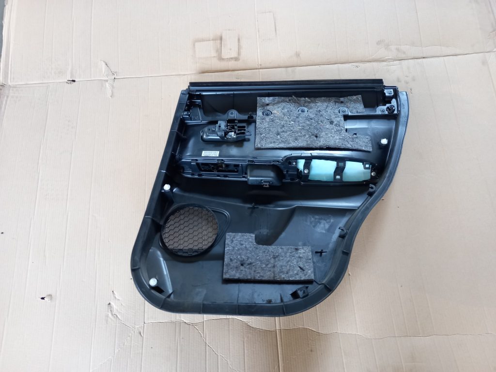 Aizmugurējo kreiso durvju apdare priekš MITSUBISHI ASX 2011 4 Aizmugurējo kreiso durvju apdare priekš MITSUBISHI ASX 2011