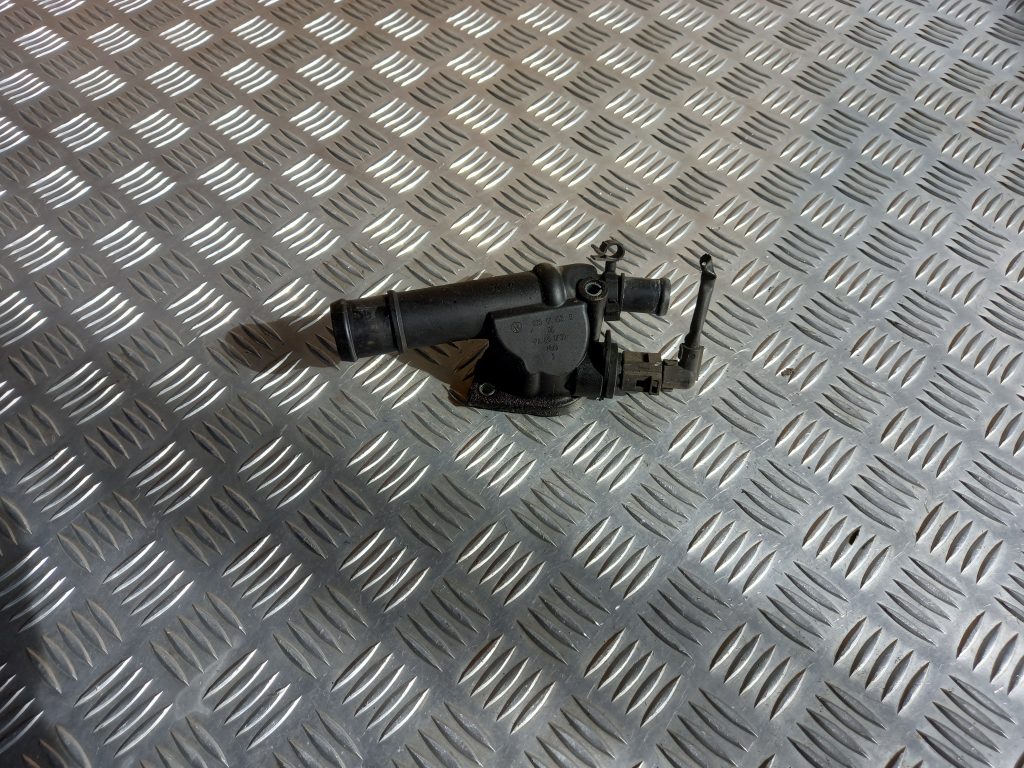 Termostata korpuss priekš MITSUBISHI LANCER 2009 1 Termostata korpuss priekš MITSUBISHI LANCER 2009