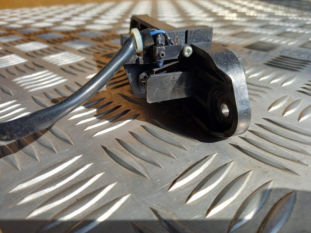 Bagažnieka vāka rokturis priekš MITSUBISHI LANCER 2009 2 Bagažnieka vāka rokturis priekš MITSUBISHI LANCER 2009