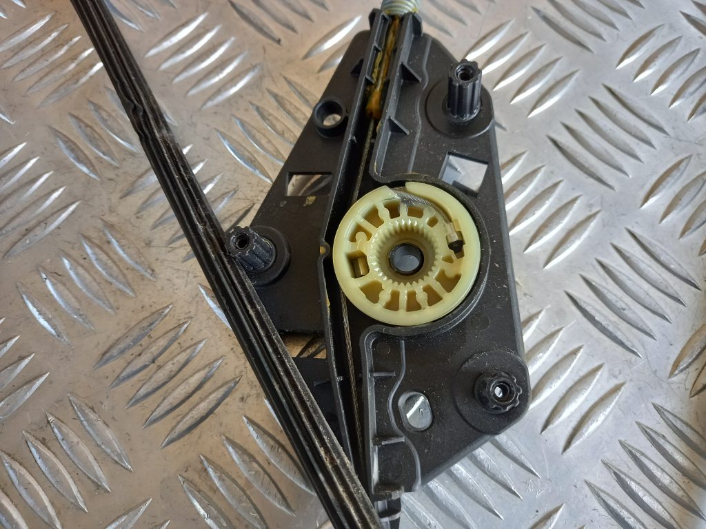 Stikla pacelšanas mehānisms aizmugurējais kreisais priekš VW PASSAT CC 2009 4 Stikla pacelšanas mehānisms aizmugurējais kreisais priekš VW PASSAT CC 2009