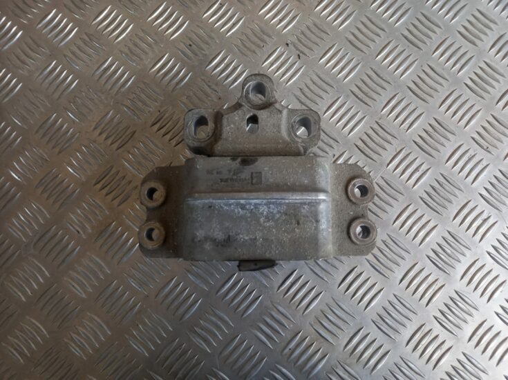 Dzinēja spilvens priekš VW PASSAT CC 2009