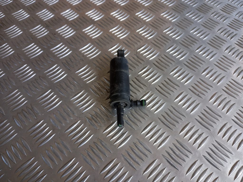 Mazgātāja šķidruma sūknis priekš VW PASSAT CC 2009 1 Mazgātāja šķidruma sūknis priekš VW PASSAT CC 2009