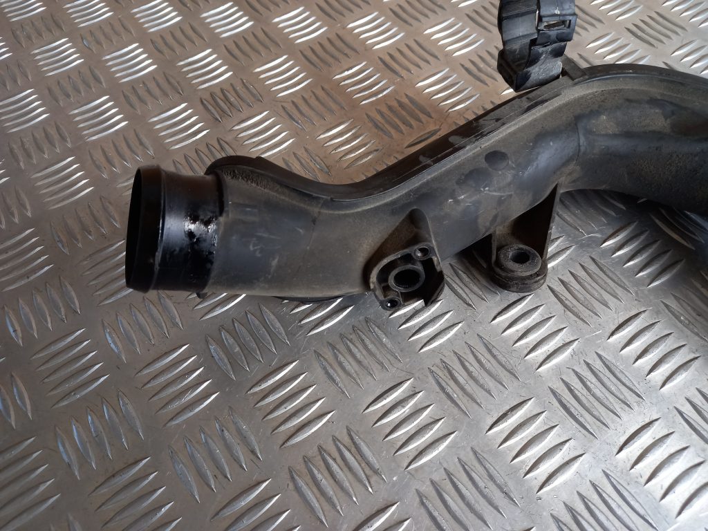 Interkulera caurule priekš VW PASSAT CC 2009 2 Interkulera caurule priekš VW PASSAT CC 2009