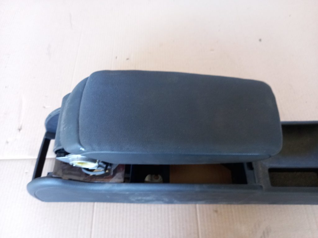 Centrālās konsoles apdares lielākā daļa priekš AUDI A6 1998 3 Centrālās konsoles apdares lielākā daļa priekš AUDI A6 1998