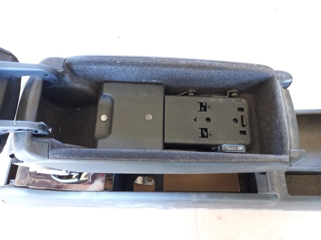 Centrālās konsoles apdares lielākā daļa priekš AUDI A6 1998 4 Centrālās konsoles apdares lielākā daļa priekš AUDI A6 1998