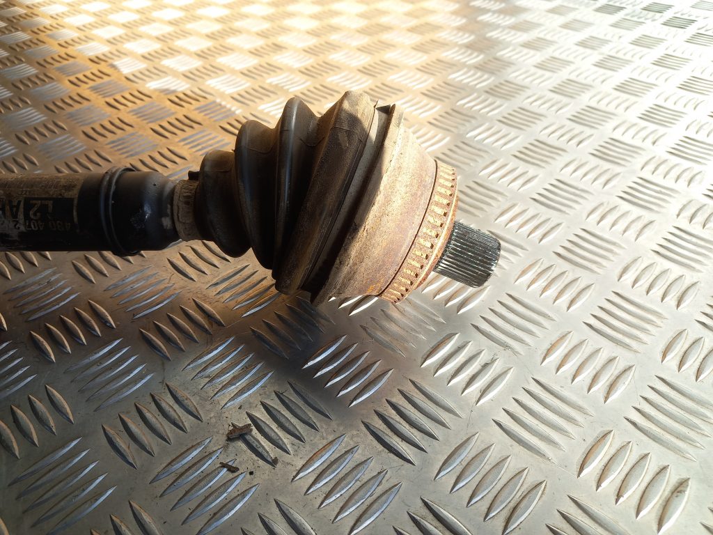 Pusass priekšēja labā priekš AUDI A6 1998 2 Pusass priekšēja labā priekš AUDI A6 1998