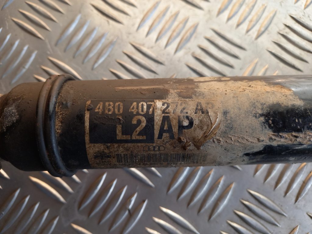 Pusass priekšēja labā priekš AUDI A6 1998 3 Pusass priekšēja labā priekš AUDI A6 1998