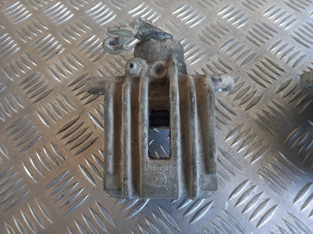 Aizmugurējais kreisais suports priekš AUDI A6 1998 3 Aizmugurējais kreisais suports priekš AUDI A6 1998