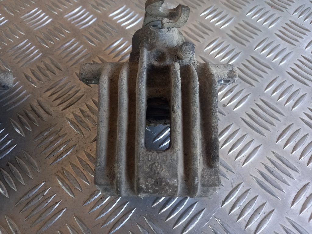 Aizmugurējais kreisais suports priekš AUDI A6 1998 2 Aizmugurējais kreisais suports priekš AUDI A6 1998