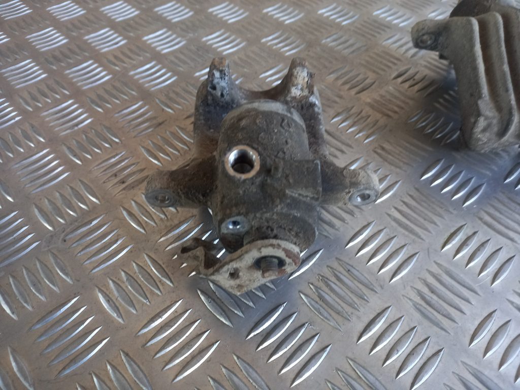 Aizmugurējais kreisais suports priekš AUDI A6 1998 4 Aizmugurējais kreisais suports priekš AUDI A6 1998