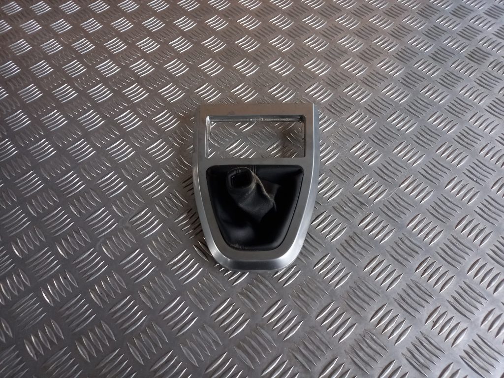 Pārnesumu pārslēgšanas kloķa auduma pārvalks priekš LAND ROVER FREELANDER 2007 1 Pārnesumu pārslēgšanas kloķa auduma pārvalks priekš LAND ROVER FREELANDER 2007