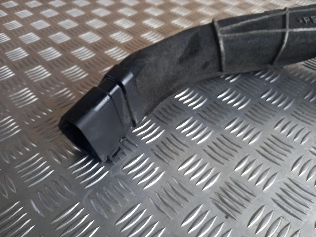 Gaisa filtra korpusa caurule priekš LAND ROVER FREELANDER 2007 2 Gaisa filtra korpusa caurule priekš LAND ROVER FREELANDER 2007