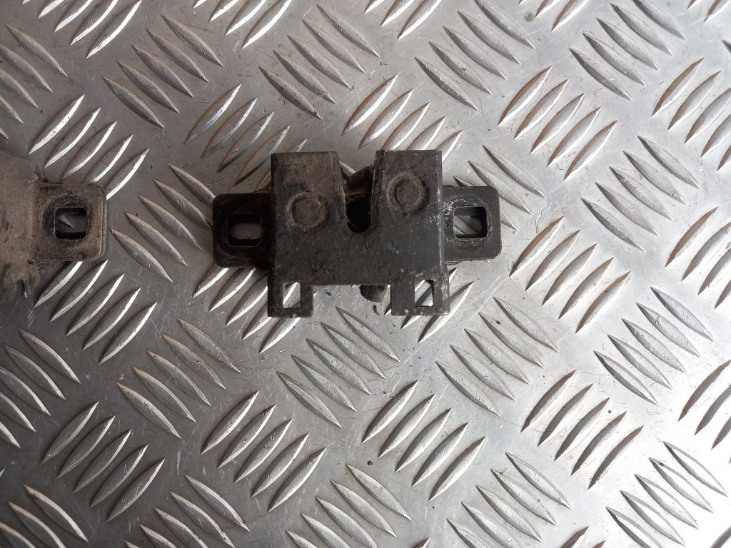 Pārsega slēdzene priekš LAND ROVER FREELANDER 2007 3 Pārsega slēdzene priekš LAND ROVER FREELANDER 2007