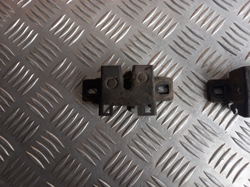 Pārsega slēdzene priekš LAND ROVER FREELANDER 2007 2 Pārsega slēdzene priekš LAND ROVER FREELANDER 2007