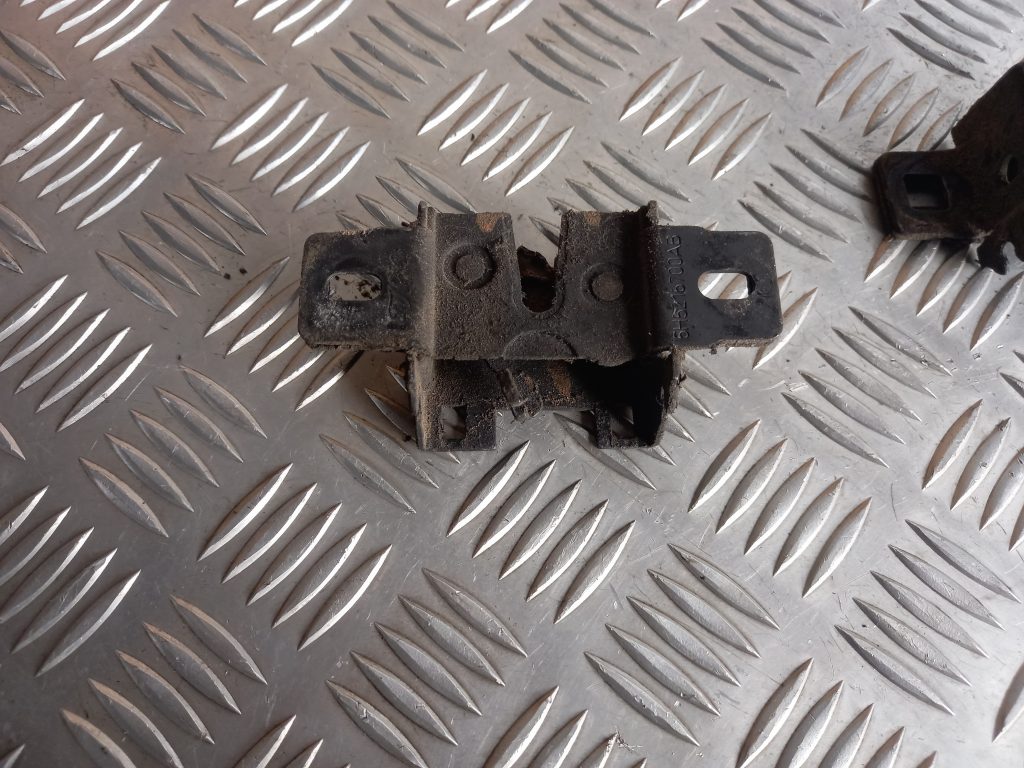 Pārsega slēdzene priekš LAND ROVER FREELANDER 2007 4 Pārsega slēdzene priekš LAND ROVER FREELANDER 2007