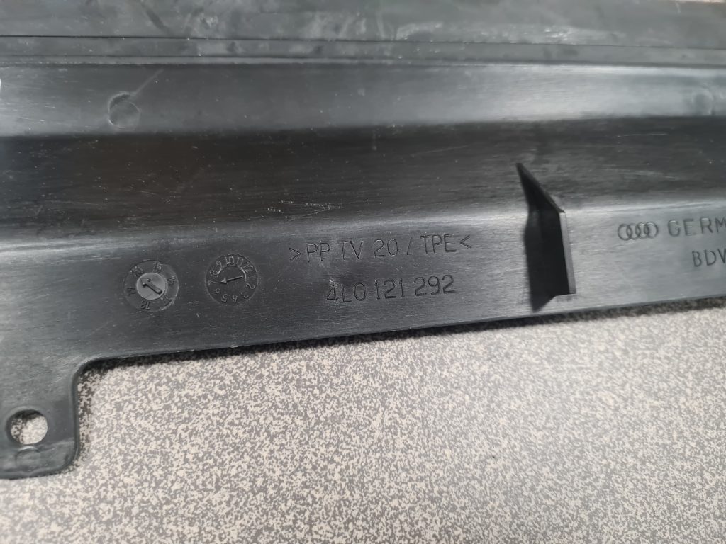 Ieplūdes gaisa deflektors/Difuzors priekš Audi Q7 2005-2015 4L0121292 2 Ieplūdes gaisa deflektors/Difuzors priekš Audi Q7 2005-2015 4L0121292