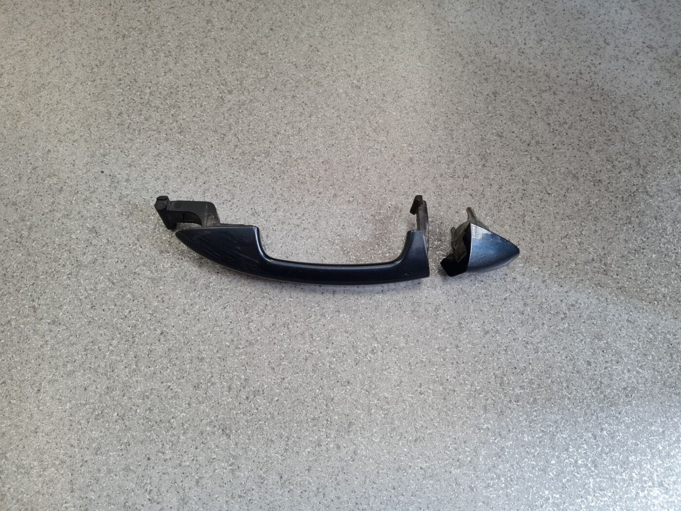 Ārējais durvju rokturis priekš VW PASSAT B6 2006 ANGL. UNIVERSAL 1 Ārējais durvju rokturis priekš VW PASSAT B6 2006 ANGL. UNIVERSAL