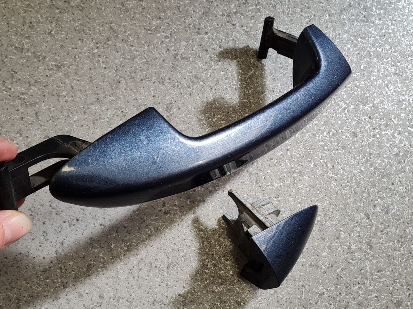 Ārējais durvju rokturis priekš VW PASSAT B6 2006 ANGL. UNIVERSAL 6 Ārējais durvju rokturis priekš VW PASSAT B6 2006 ANGL. UNIVERSAL