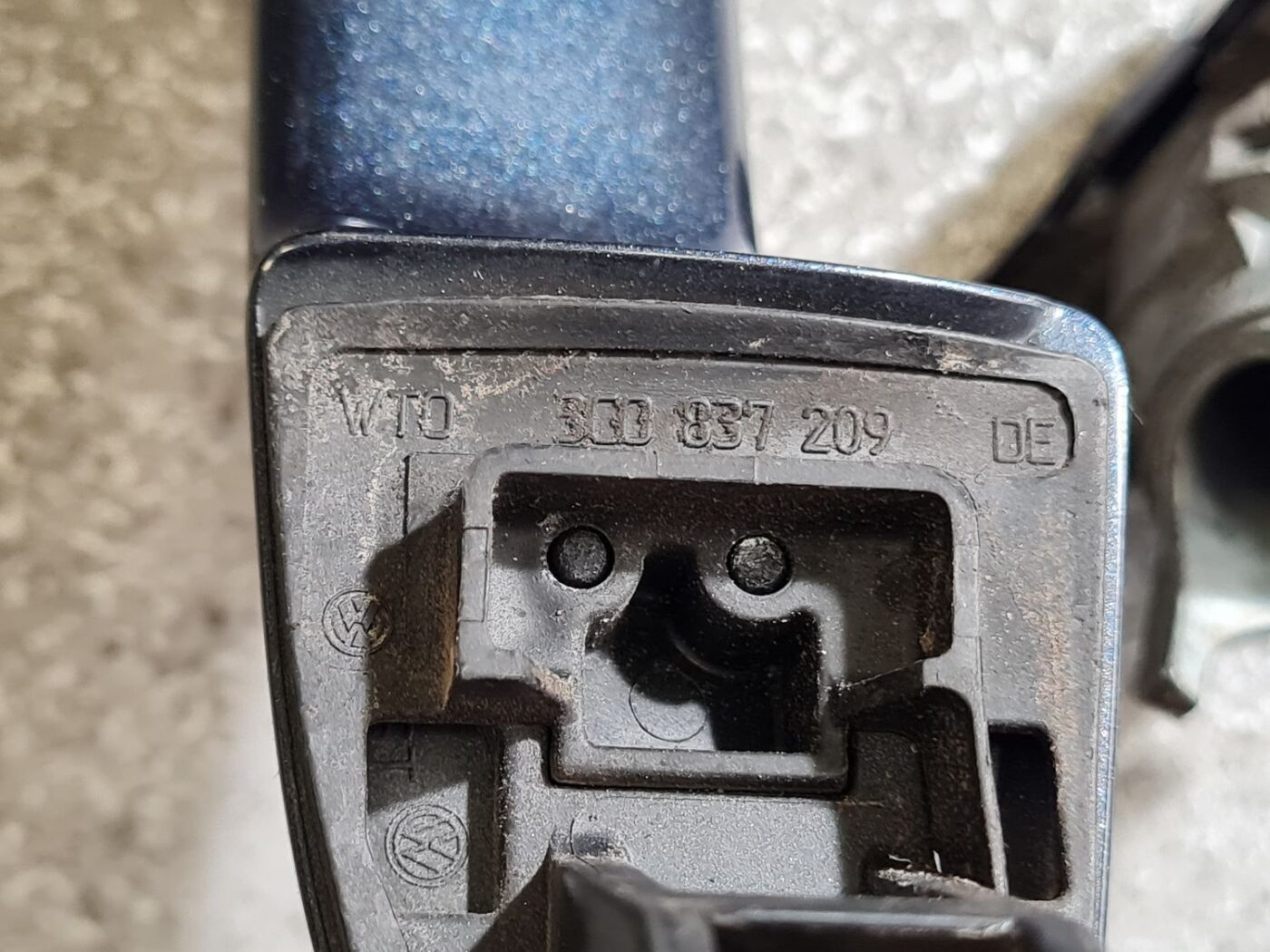 Ārējais durvju rokturis priekš VW PASSAT B6 2006 ANGL. UNIVERSAL 4 Ārējais durvju rokturis priekš VW PASSAT B6 2006 ANGL. UNIVERSAL