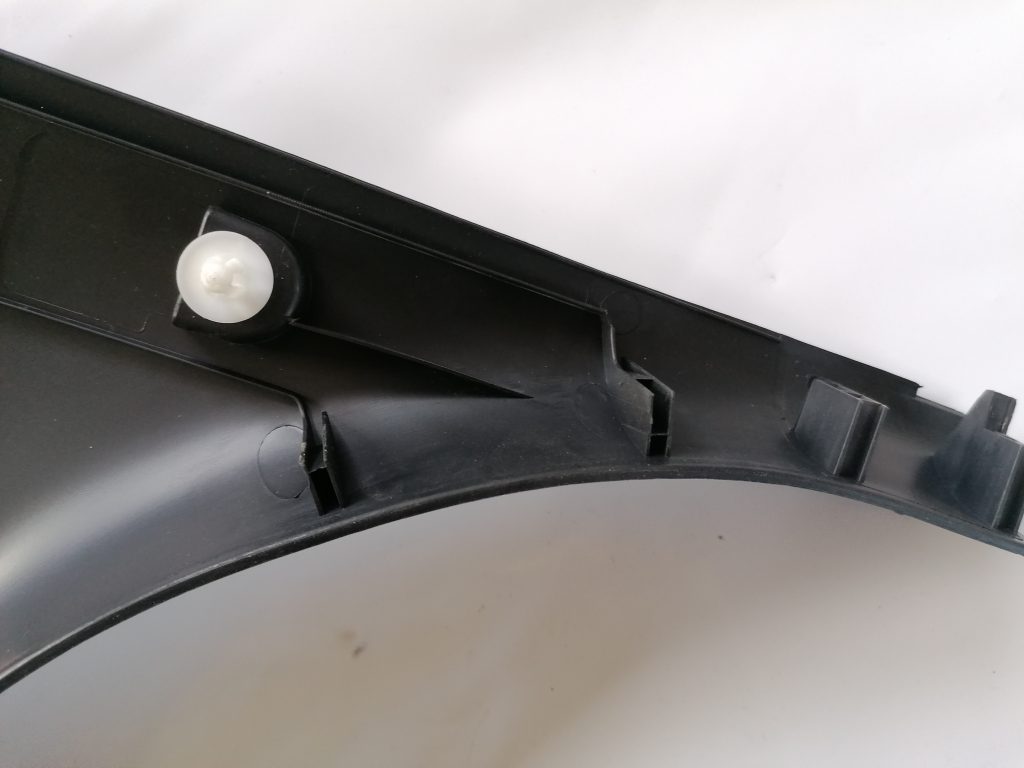 Vidējas salona statnes apdare priekš BMW 1 E87 2009 WHITE 4 Vidējas salona statnes apdare priekš BMW 1 E87 2009 WHITE