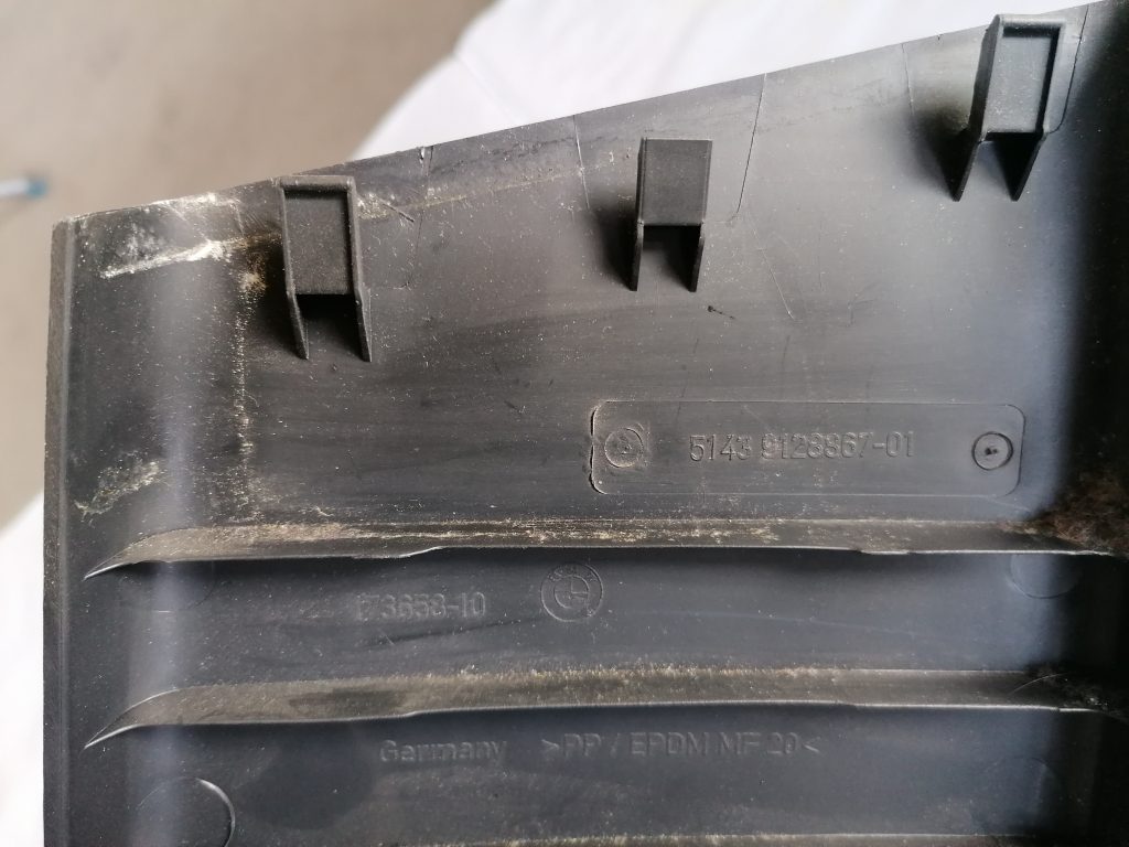 Vidējas salona statnes apdare priekš BMW 1 E87 2009 WHITE 5 Vidējas salona statnes apdare priekš BMW 1 E87 2009 WHITE