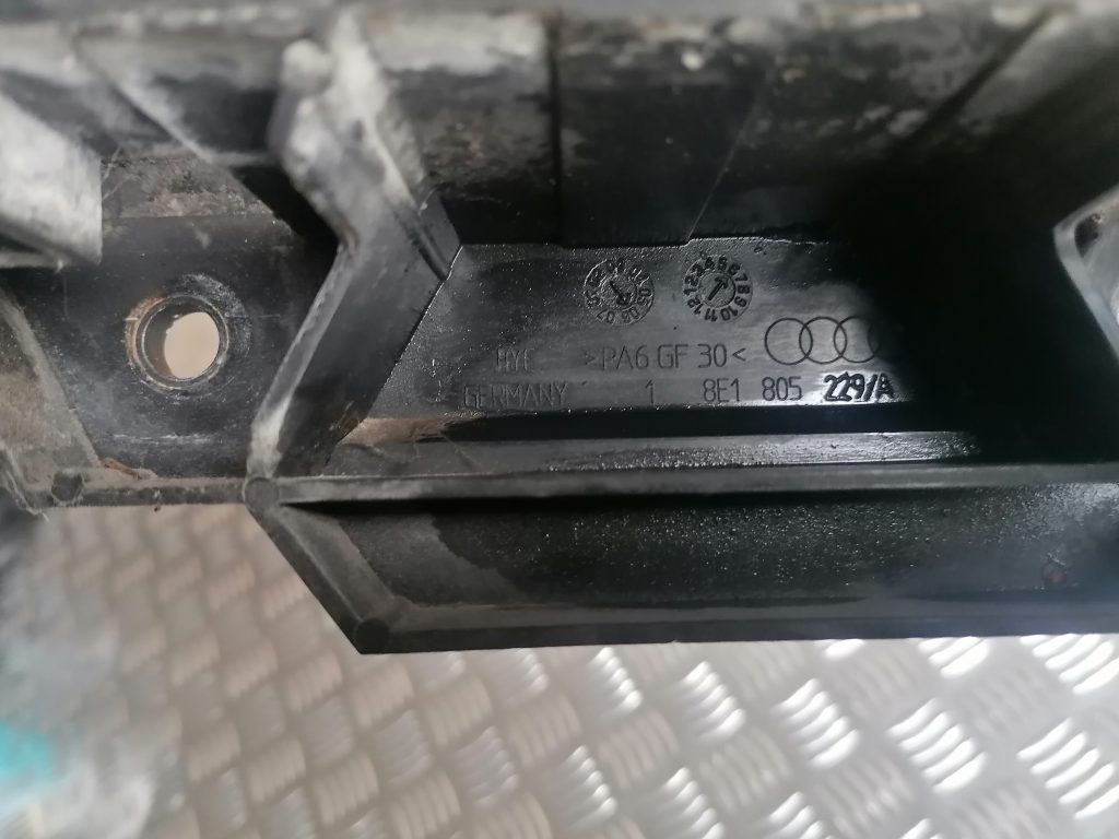 Akumulatora pamatnes kronšteins priekš AUDI A4 2007 2 Akumulatora pamatnes kronšteins priekš AUDI A4 2007