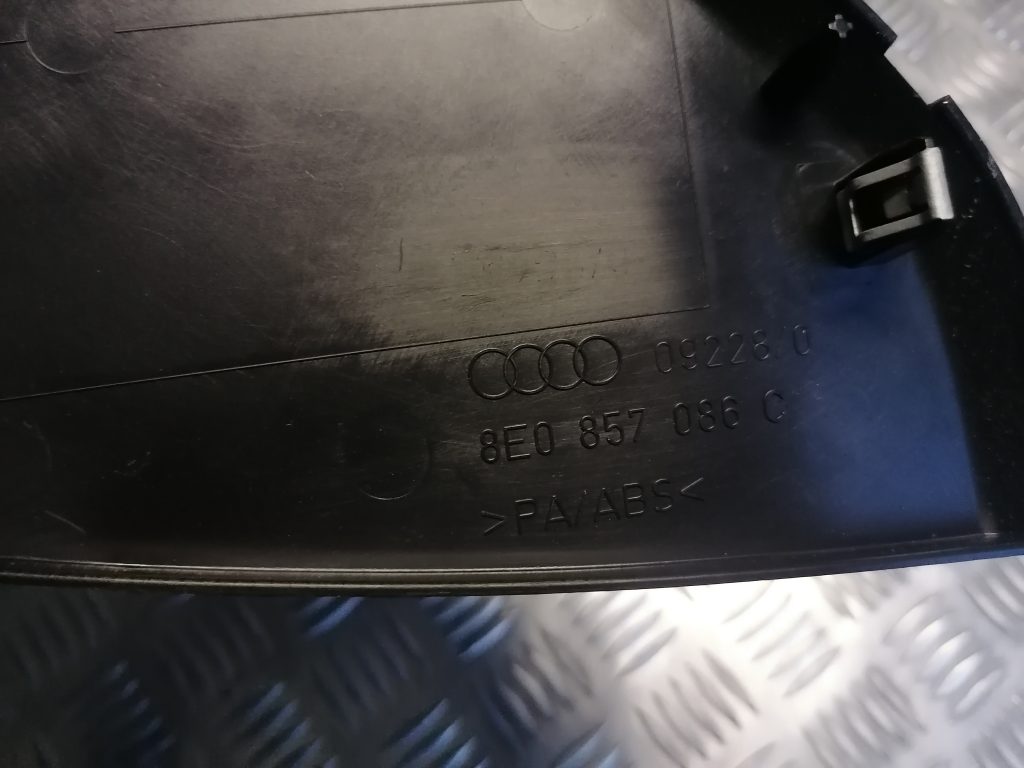 Mērinstrumentu paneļa sānu apdare priekš AUDI A4 2007 2 Mērinstrumentu paneļa sānu apdare priekš AUDI A4 2007