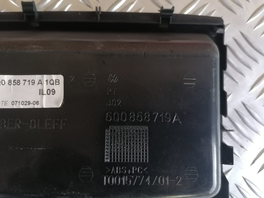 Centrālās konsoles nodalījums priekš VW POLO 2008 2 Centrālās konsoles nodalījums priekš VW POLO 2008