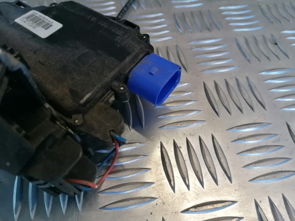 Priekšējo labo durvju slēdzene priekš ŠKODA FABIA 2008 3 Priekšējo labo durvju slēdzene priekš ŠKODA FABIA 2008