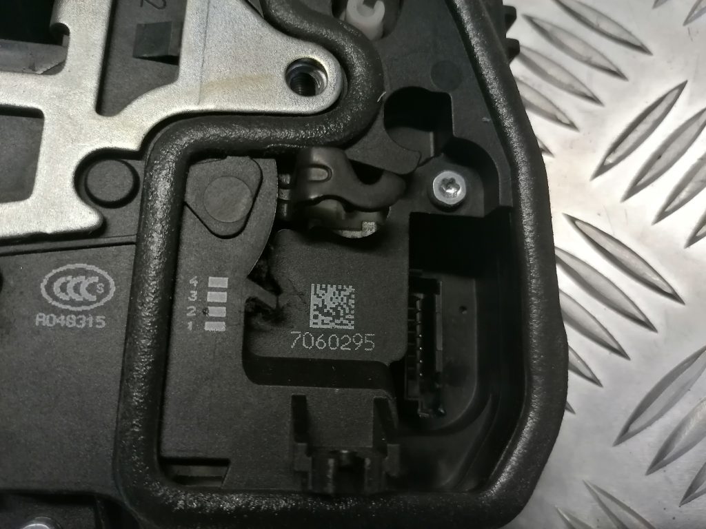 Aizmugurējo kreiso durvju slēdzene priekš BMW 330D E91 2008 TOURING 2 Aizmugurējo kreiso durvju slēdzene priekš BMW 330D E91 2008 TOURING