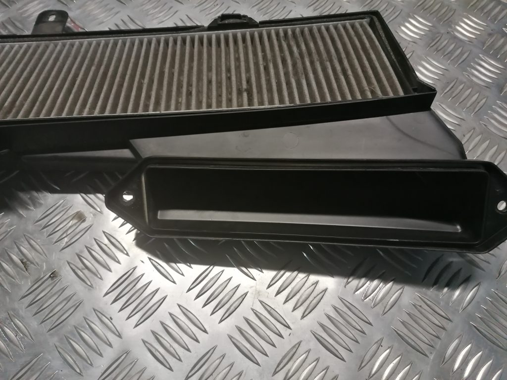 Salona gaisa filtra korpuss priekš BMW 330D E91 2008 TOURING 4 Salona gaisa filtra korpuss priekš BMW 330D E91 2008 TOURING