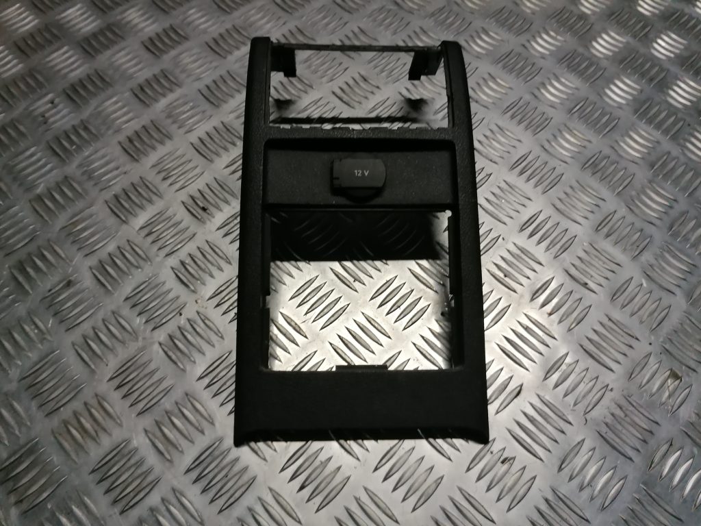 Centrālās konsoles (apdares) aizmugurēja daļa priekš VW TOURAN 2005 1 Centrālās konsoles (apdares) aizmugurēja daļa priekš VW TOURAN 2005