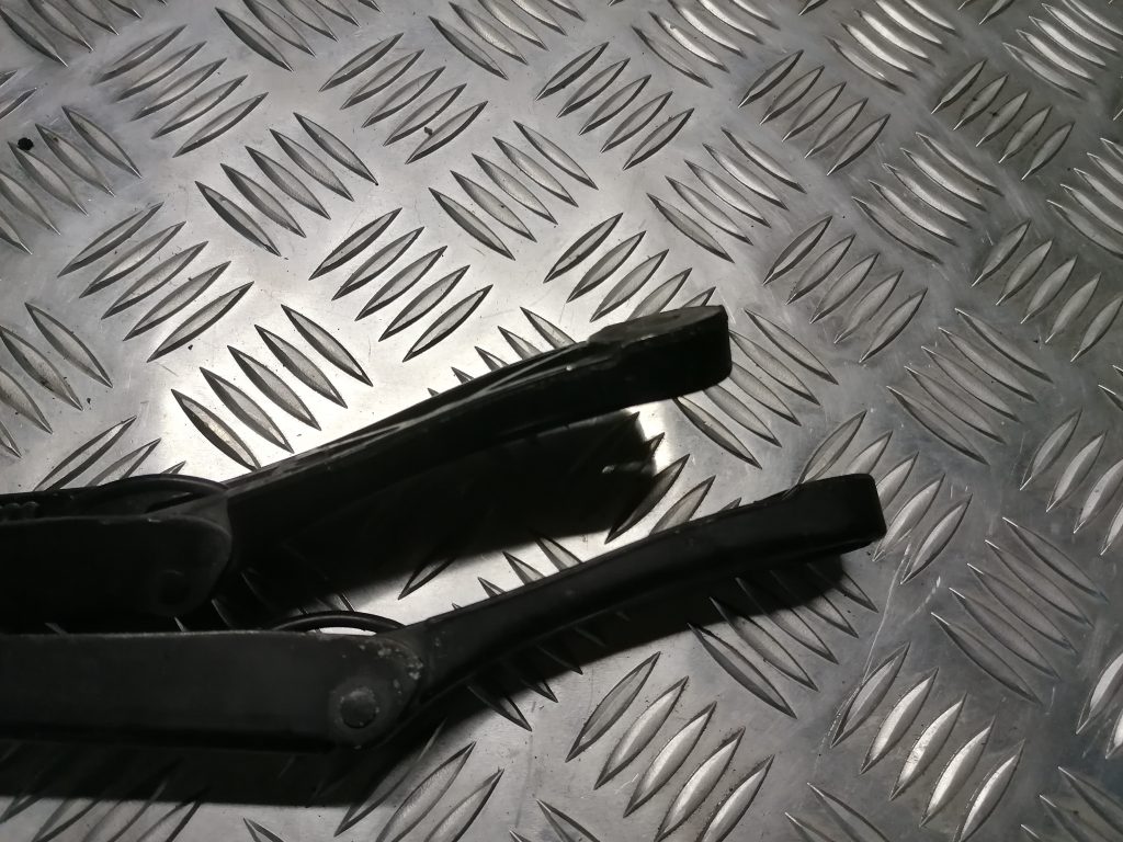 Vējstikla slotu turētāju komplekts priekš VW TOURAN 2005 2 Vējstikla slotu turētāju komplekts priekš VW TOURAN 2005