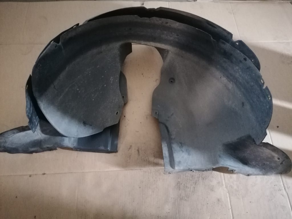 Priekšējo paspārnu komplekts priekš VW TOURAN 2005 1 Priekšējo paspārnu komplekts priekš VW TOURAN 2005