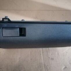 Mantu glabāšanas nodalījums pasažiera pusē priekš VW TOURAN 2005