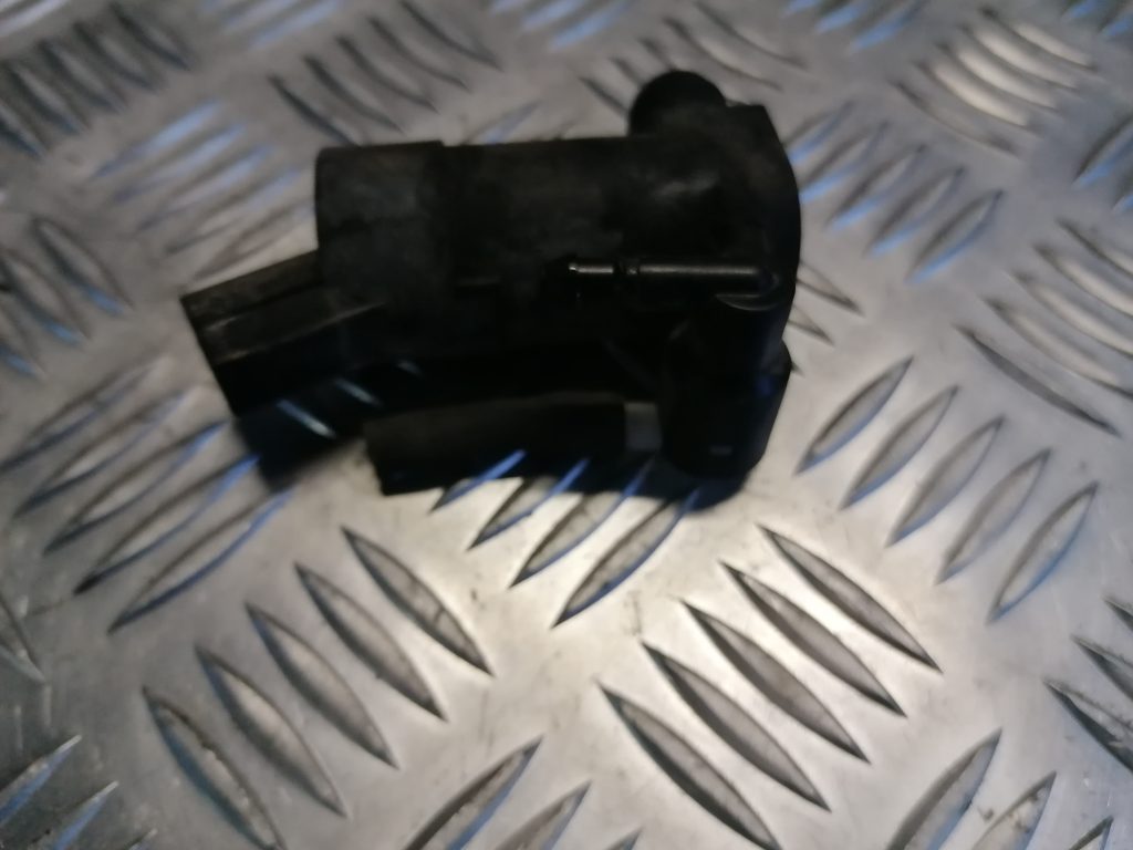 Mazgātāja šķidruma sūknis priekš VOLVO V70 2007 2 Mazgātāja šķidruma sūknis priekš VOLVO V70 2007