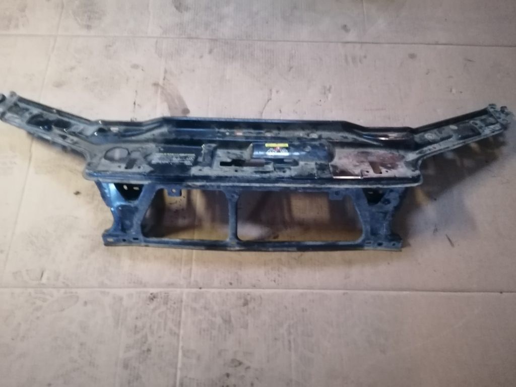 Priekšējā radiatora rāmja augšēja daļa priekš VOLVO V70 2007 1 Priekšējā radiatora rāmja augšēja daļa priekš VOLVO V70 2007