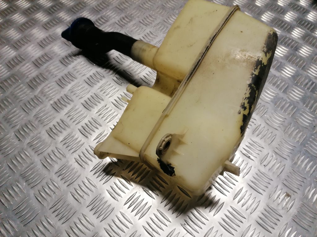 Mazgātāja šķidruma tvertne priekš VOLVO 850 1995 3 Mazgātāja šķidruma tvertne priekš VOLVO 850 1995