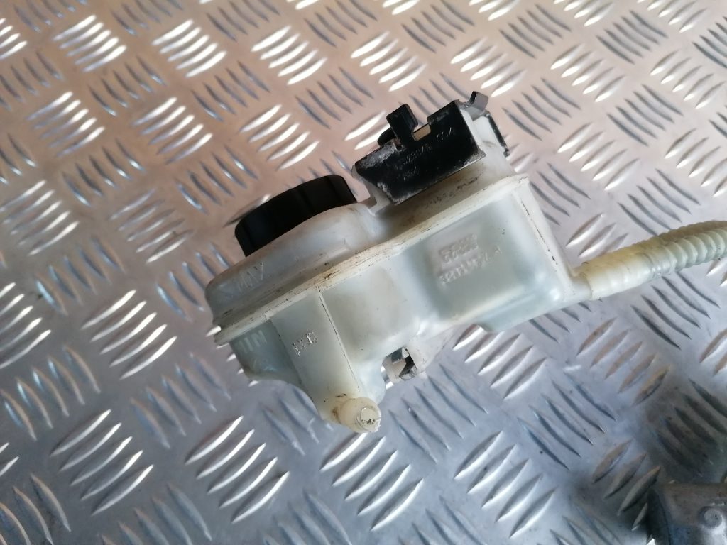 Bremžu pastiprinātāja galvenais cilindrs priekš OPEL MERIVA 2005 2 Bremžu pastiprinātāja galvenais cilindrs priekš OPEL MERIVA 2005