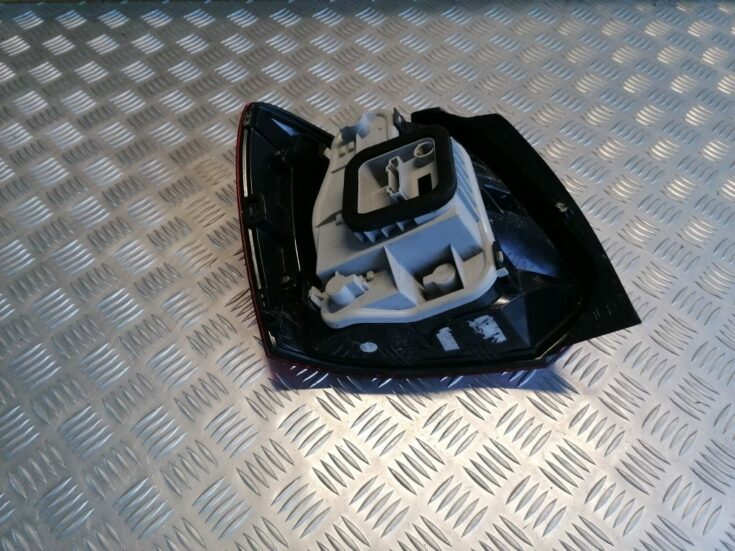 Aizmugurējais labais lukturis priekš VW POLO 2011