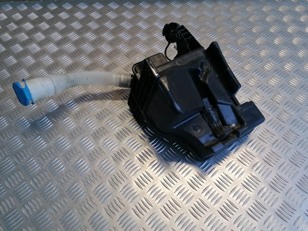 Mazgātāja šķidruma tvertne priekš VW POLO 2011 1 Mazgātāja šķidruma tvertne priekš VW POLO 2011