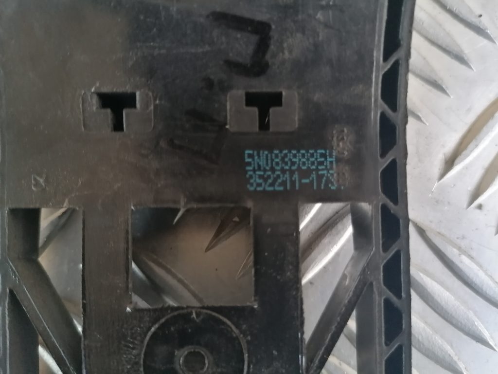 Durvju roktura iekšējais stiprinājums priekš VW POLO 2011 2 Durvju roktura iekšējais stiprinājums priekš VW POLO 2011