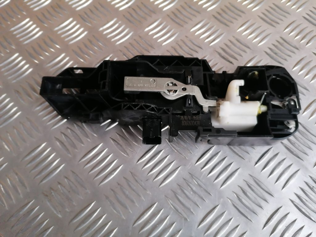 Durvju roktura iekšējais stiprinājums priekš RENAULT MEGANE 2011 1 Durvju roktura iekšējais stiprinājums priekš RENAULT MEGANE 2011