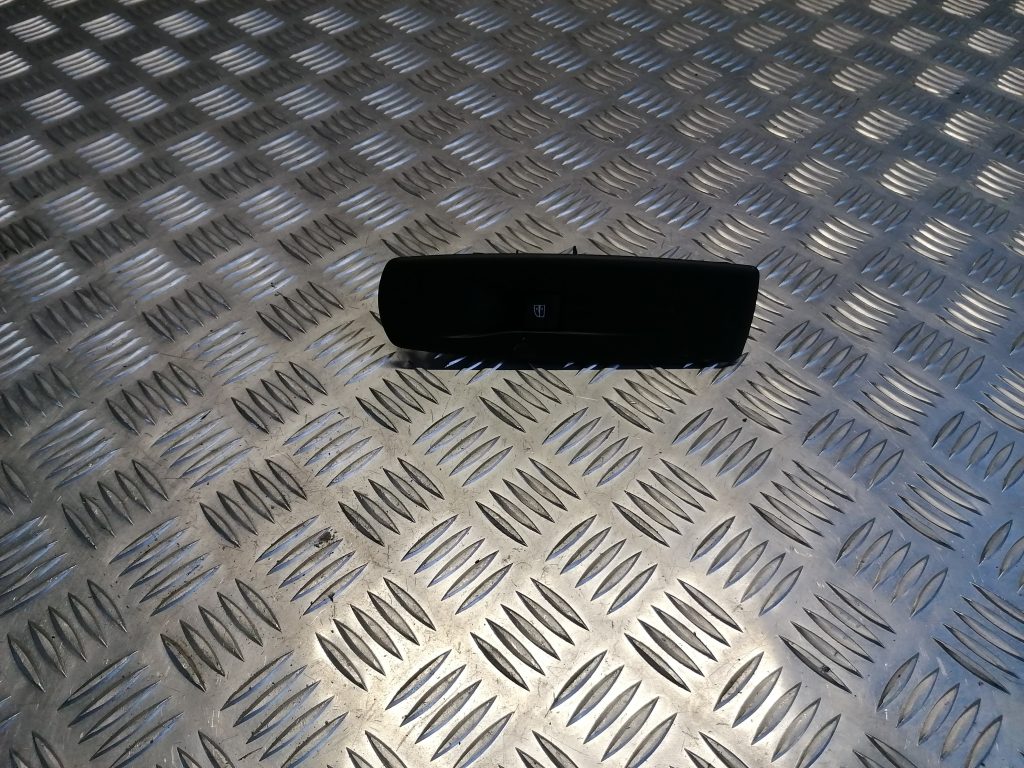 Stikla pacelšanas poga priekš RENAULT MEGANE 2011 1 Stikla pacelšanas poga priekš RENAULT MEGANE 2011