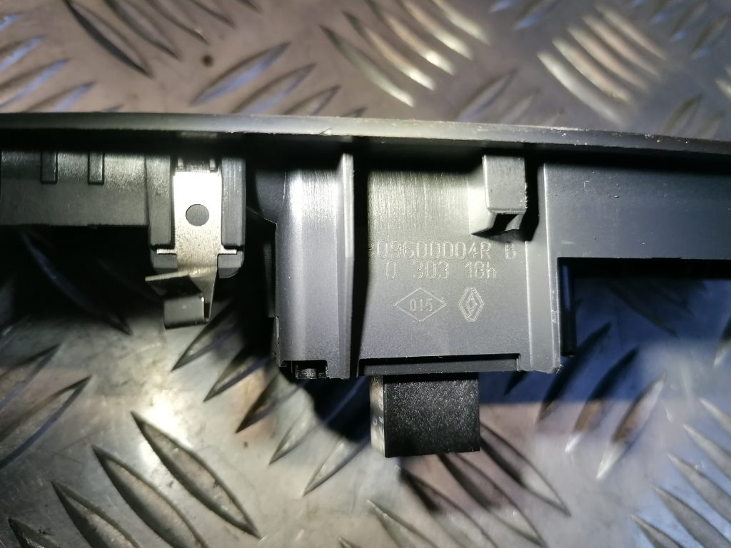 Stikla pacelšanas poga priekš RENAULT MEGANE 2011 2 Stikla pacelšanas poga priekš RENAULT MEGANE 2011