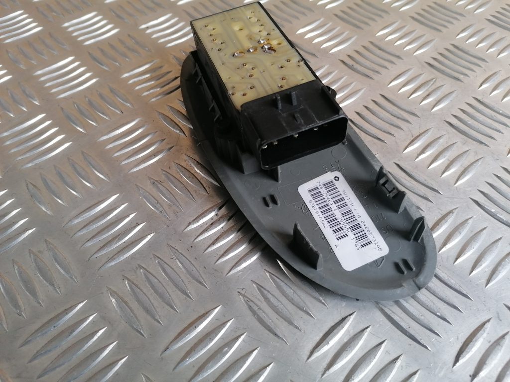 Šofera durvju slēdža pogas priekš CHRYSLER GRAND VOYAGER 2004 2 Šofera durvju slēdža pogas priekš CHRYSLER GRAND VOYAGER 2004